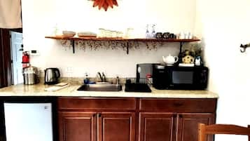 Cafeteira/chaleira, geladeira, micro-ondas, cooktop