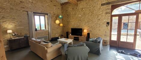 Smart TV, fireplace, ping pong, books