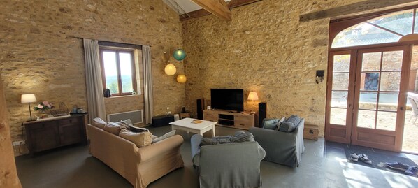 Smart TV, fireplace, ping pong, books
