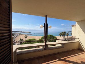 Ein Balkon mit Meerblick, einer Brüstung und einer Deckenleuchte.
