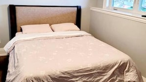 A single bed with a headboard, a window with blinds, and a wooden floor. - Spacious Lakefront Cottage with Private Boat Launch on Chemong Lake, Near Peterborough, Ontario (Harcourt)