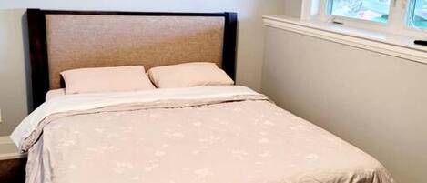 4 bedrooms, WiFi, bed sheets