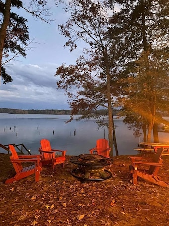 Terrace/patio. Cozy Waterfront Cabin for a Memorable Getaway on Toledo Bend Lake in Hemphill, Texas