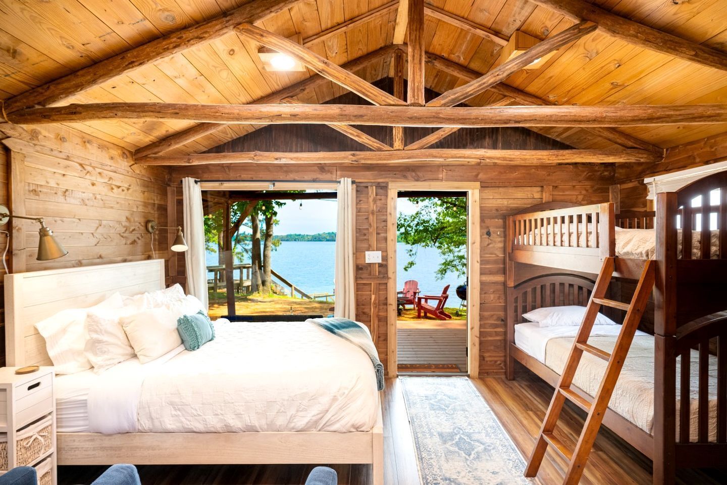 Eine Holzhütte mit Stockbett, Einzelbett und Seeblick.