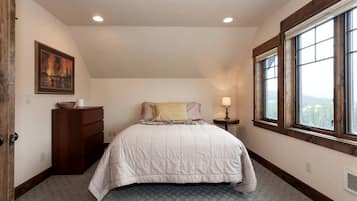 1 bedroom, in-room safe, desk, iron/ironing board