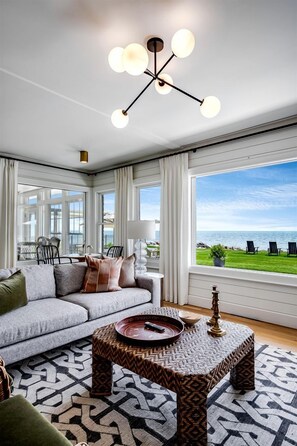 Living area - Spectacular Beach House with Gorgeous Sights in Kingsville, Ontario (Kingsville)