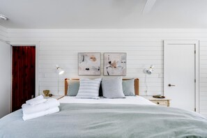 Unclassified image, 2 of 110, button - Spectacular Beach House with Gorgeous Sights in Kingsville, Ontario (Kingsville)