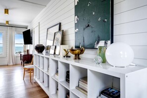 Unclassified image, 4 of 110, button - Spectacular Beach House with Gorgeous Sights in Kingsville, Ontario (Kingsville)