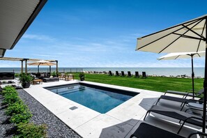 Pool - Spectacular Beach House with Gorgeous Sights in Kingsville, Ontario (Kingsville)