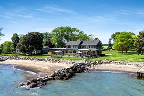 Unclassified image, 3 of 110, button - Spectacular Beach House with Gorgeous Sights in Kingsville, Ontario (Kingsville)