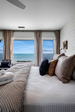 Room - Spectacular Beach House with Gorgeous Sights in Kingsville, Ontario (Kingsville)