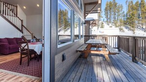 Outdoor dining - Charming Mountain Cabin for a Family Getaway near Lake McDonald, Montana (West Glacier)