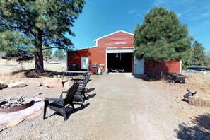 Outdoor dining - Enormous Ranch Impressive for Big Groups with BBQ and Fire Pit in Utah (Monticello)