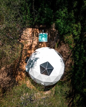 A geodesic dome structure surrounded by dense forest. - Aer XL Dome - Luxury Off Grid Escape, Near Oldman Lake (Cherhill)