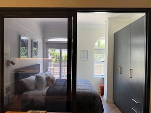 Ein Schlafzimmer mit einem Bett, einem Kleiderschrank und einem Fenster.