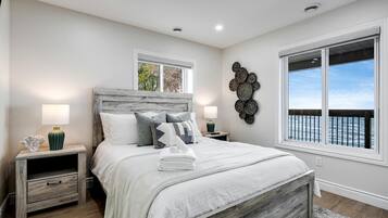Desk, iron/ironing board, WiFi, bed sheets