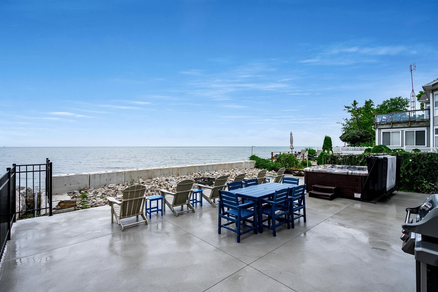 Une terrasse avec mobilier d’extérieur, un jacuzzi et une vue sur l’océan.