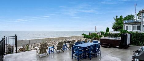 Une terrasse avec mobilier d’extérieur, un jacuzzi et une vue sur l’océan.