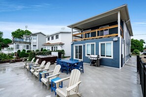 Outdoor dining - Luxurious Beachfront Rental with Hot-Tub and Yard in Canada (Kingsville)