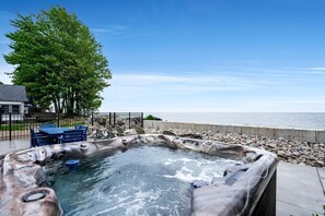 Outdoor dining - Luxurious Beachfront Rental with Hot-Tub and Yard in Canada (Kingsville)