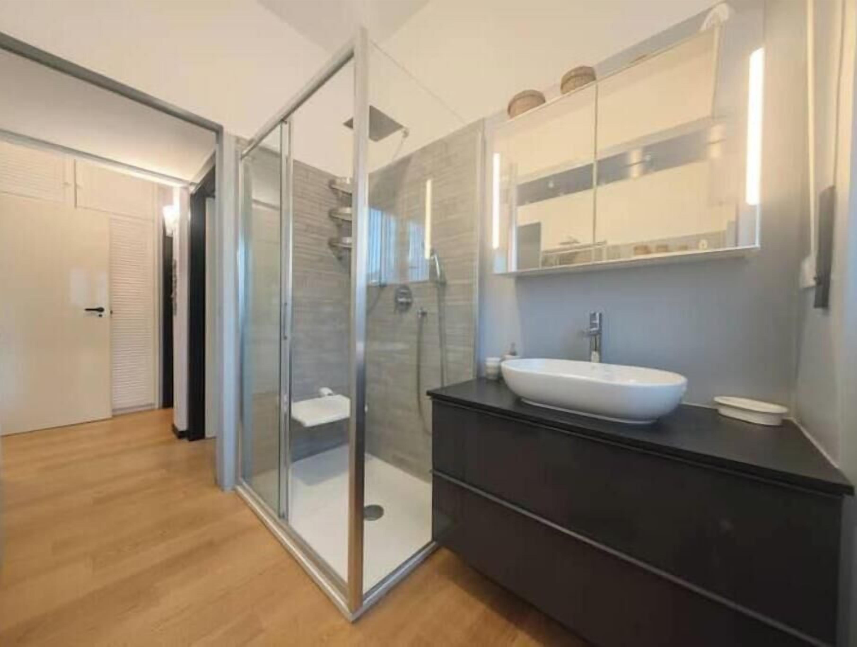 Douche, sèche-cheveux, bidet