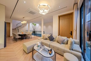 Smart TV - May Luxury Villa-5BR- 500m My Khe Beach & City (Đà Nẵng)