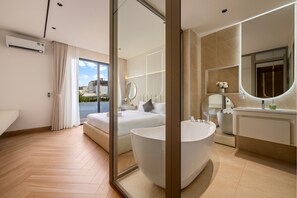 Shower, hair dryer, towels, soap - May Luxury Villa-5BR- 500m My Khe Beach & City (Đà Nẵng)