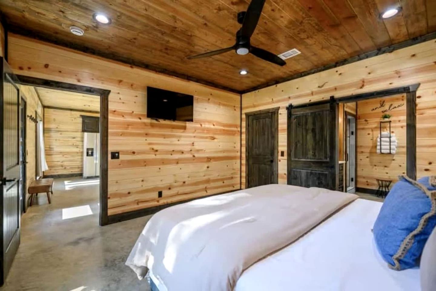 4 bedrooms, iron/ironing board, WiFi, bed sheets