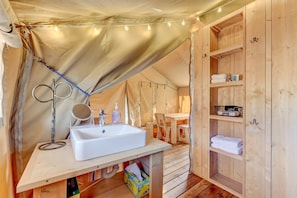 Towels, toilet paper - Johnson City Safari Glamping Tent on a Working Winery, Perfect for an Escape for Wine Lovers (Johnson City)