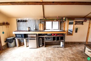 Refrigerador, microondas, tetera eléctrica y tostadora 
