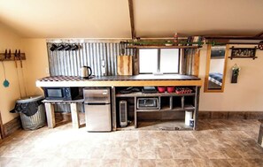 Jääkaappi, mikroaaltouuni, vedenkeitin, leivänpaahdin