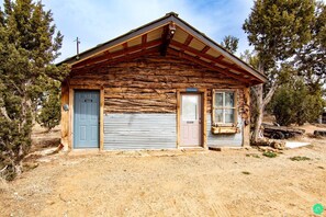 Exterior - Adorable Glamping Cabin on a Wheat Farm for a Unique Getaway near Canyonlands National Park in Utah (Monticello)