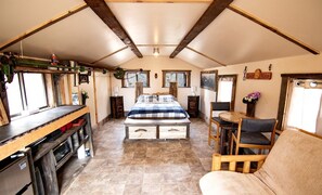 Living area - Adorable Glamping Cabin on a Wheat Farm for a Unique Getaway near Canyonlands National Park in Utah (Monticello)