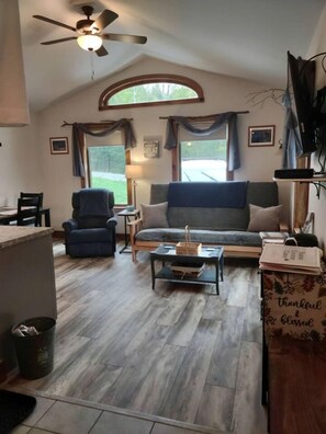 TV - Cozy Pet-Friendly Cabin in Hyde Park, Vermont - Perfect for a Nature Escape near the Green River Reservoir State Park (Hyde Park)