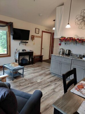TV - Cozy Pet-Friendly Cabin in Hyde Park, Vermont - Perfect for a Nature Escape near the Green River Reservoir State Park (Hyde Park)