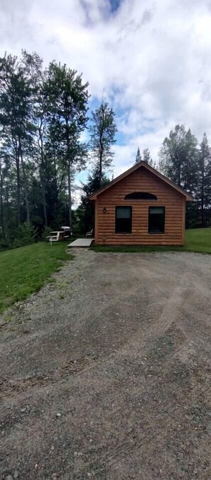 Property grounds - Cozy Pet-Friendly Cabin in Hyde Park, Vermont - Perfect for a Nature Escape near the Green River Reservoir State Park (Hyde Park)