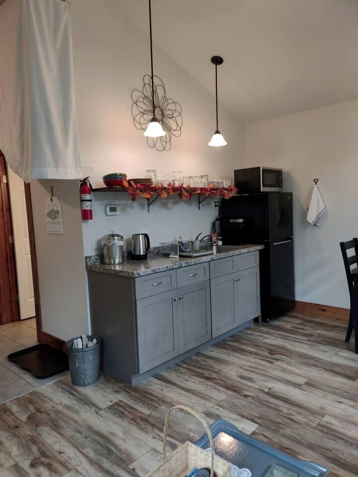 Coffee/tea maker, fridge, microwave, stovetop