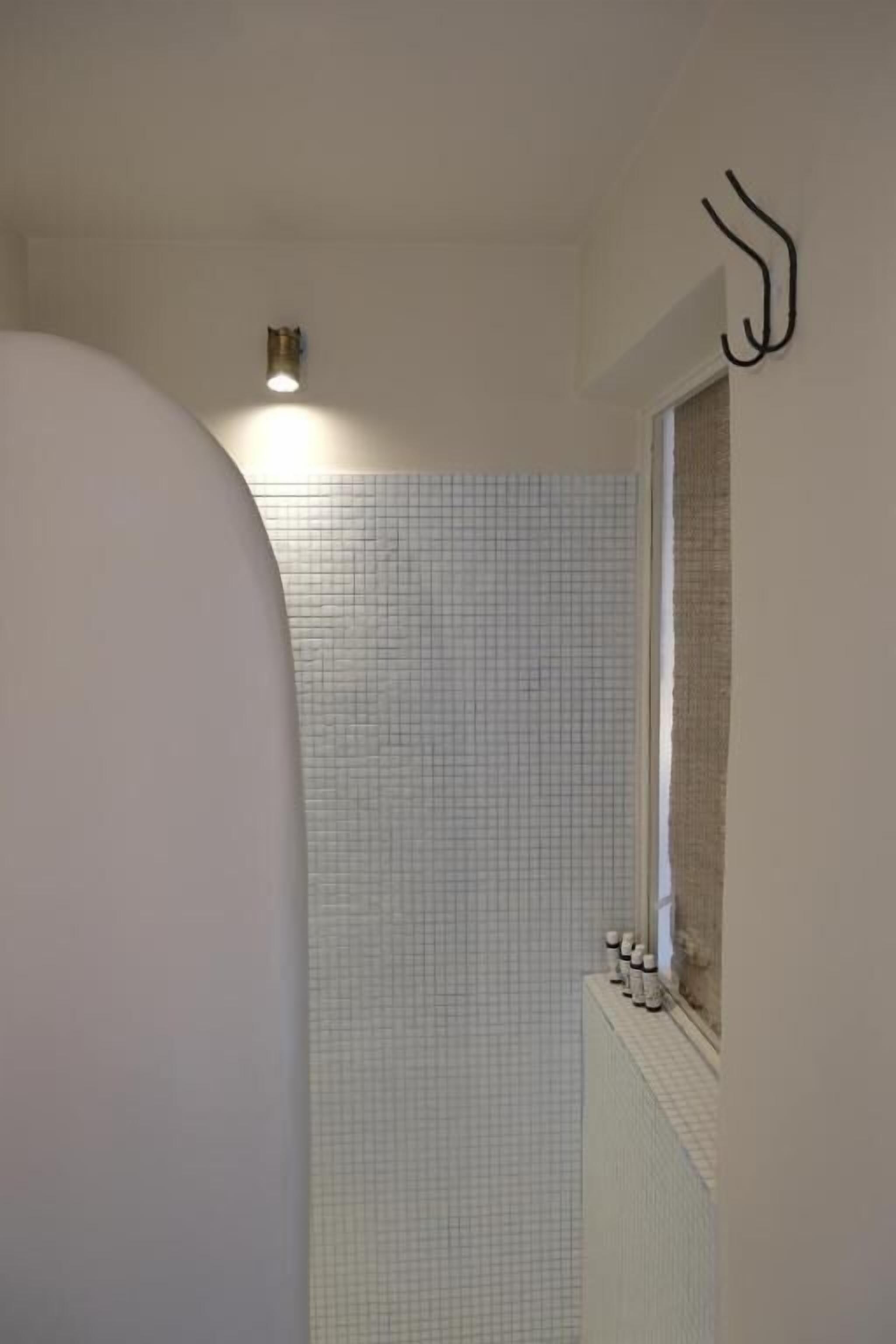 Douche, serviettes fournies, shampoing