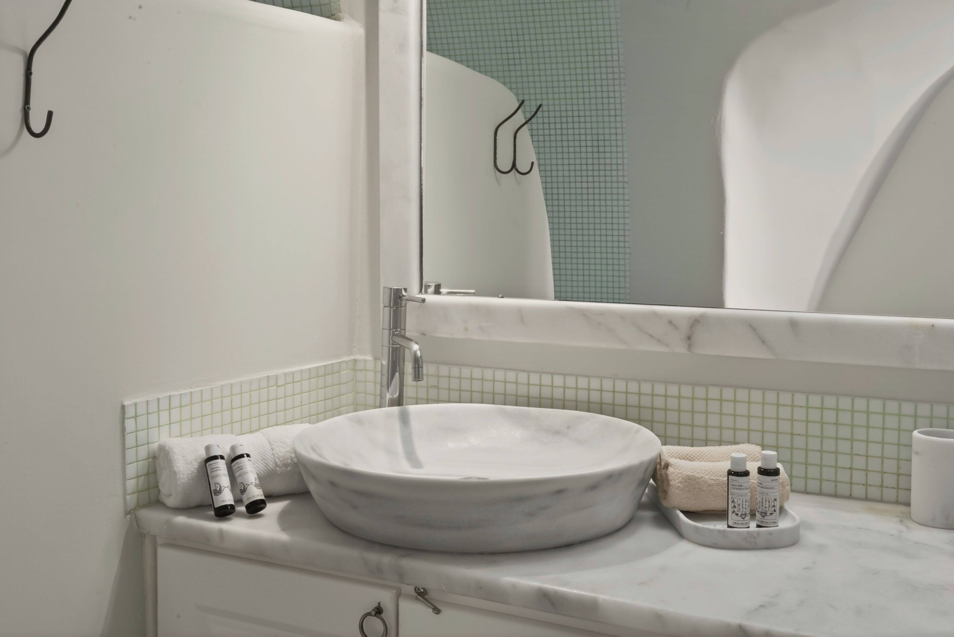 Classic-Doppelzimmer, Gartenblick | Badezimmer | Dusche, Handtücher, Shampoo
