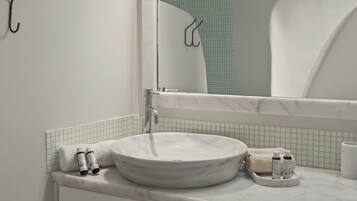 Classic-Doppelzimmer, Gartenblick | Badezimmer | Dusche, Handtücher, Shampoo