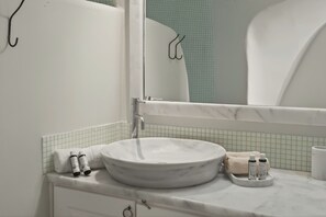Klassieke tweepersoonskamer, uitzicht op tuin | Badkamer | Een douche, handdoeken, shampoo