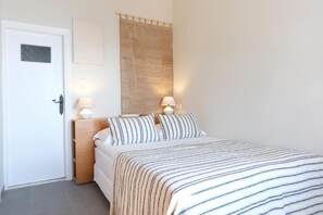 Deluxe tweepersoonskamer, uitzicht op zee | Een kluis op de kamer, verduisterende gordijnen, gratis wifi, beddengoed