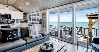 Modern Lake House with Incredible Deck and Jacuzzi in Ontario