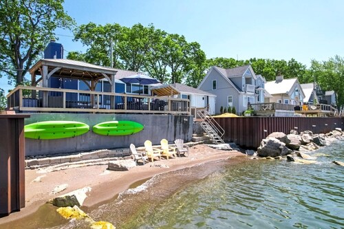 Modern Lake House with Incredible Deck and Jacuzzi in Ontario