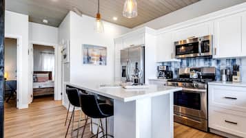 Køleskab, mikrobølgeovn, ovn, kogeplade