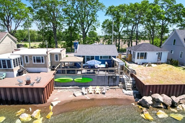 Zona residencial con muelle, un espacio de descanso cubierto y una pequeña fuente de agua.