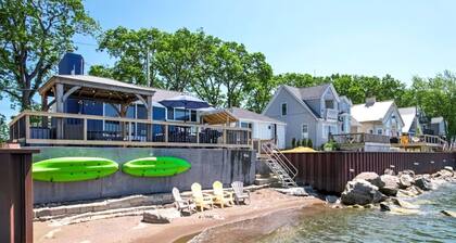 Modern Lake House with Incredible Deck and Jacuzzi in Ontario