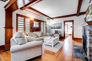 TV, table football - Stone Farm Retreat with Foosball and Poker Table in Ontario (Kingsville)