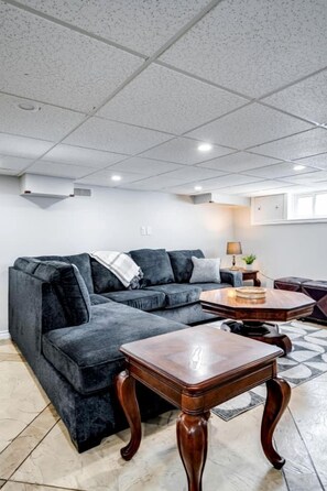 TV, table football - Stone Farm Retreat with Foosball and Poker Table in Ontario (Kingsville)