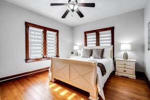 Desk, iron/ironing board, WiFi, bed sheets - Stone Farm Retreat with Foosball and Poker Table in Ontario (Kingsville)